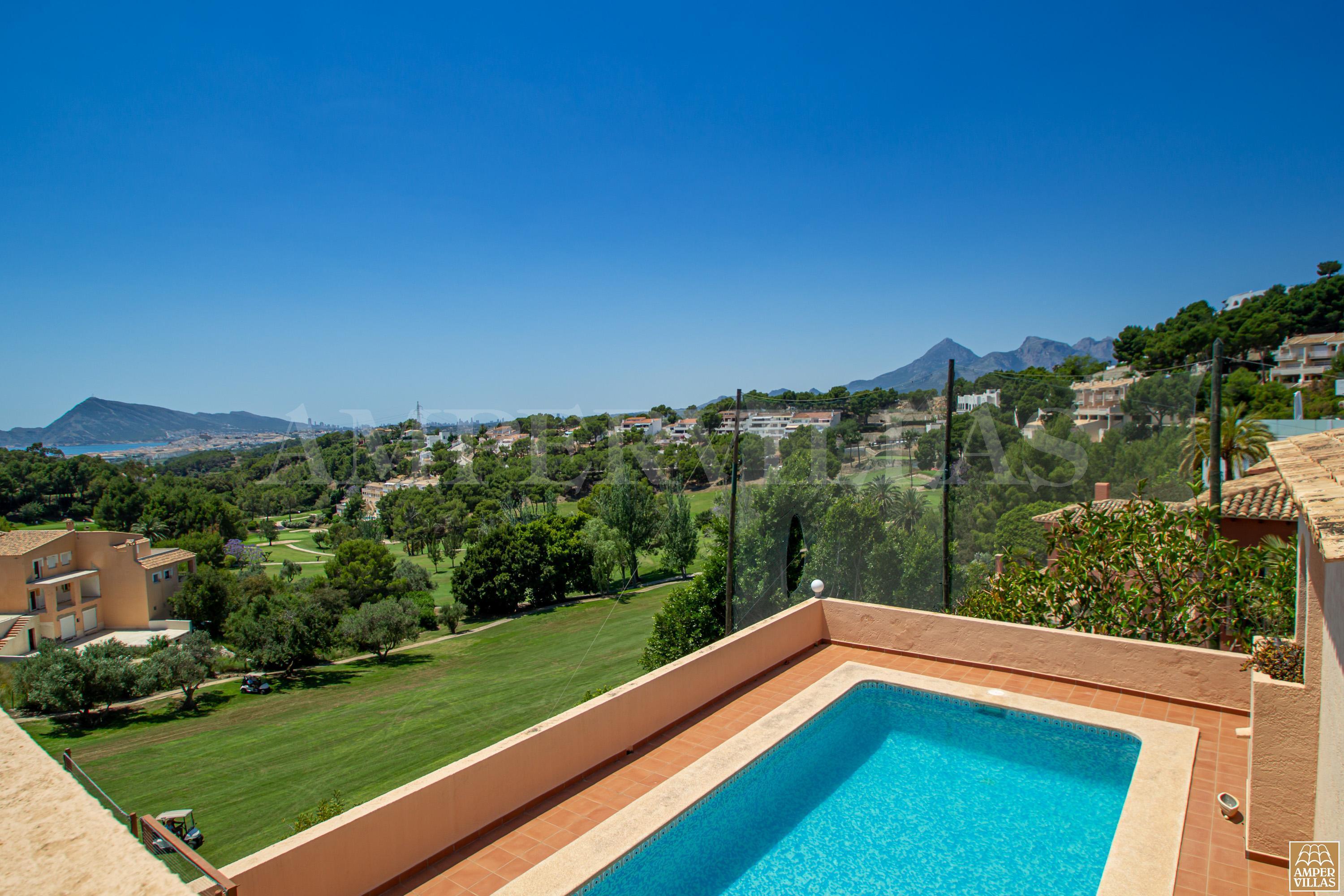 Villa til salgs med utsikt mot havet og golfbanen Don Cayo Alte